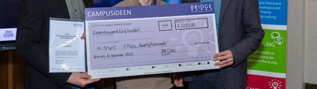 Winners receiving the first prize in the CAMPUSiDEEN competition, category ‘Geschäftskonzepte,’ organized by BRIDGE at the University of Bremen.